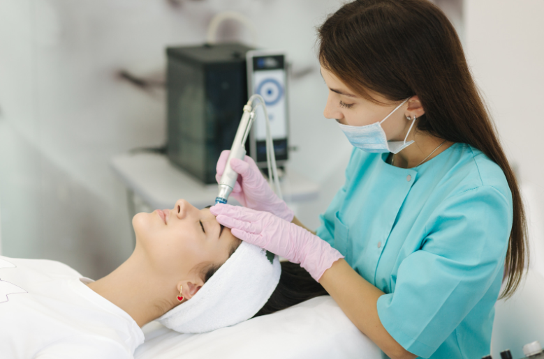 Розгладити та зменшити зморшки навколо очей Розгладити та зменшити зморшки навколо очей